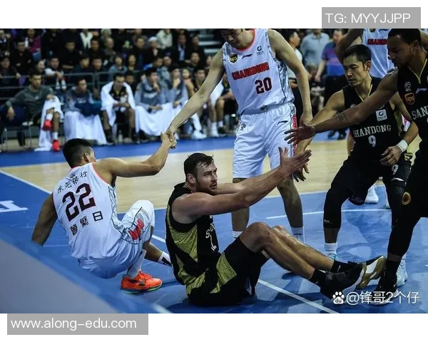 CBA1205新疆队与山东队激战正酣精彩对决引发球迷热议 CBA1205新疆队与山东队激战正酣精彩对决引发球迷热议